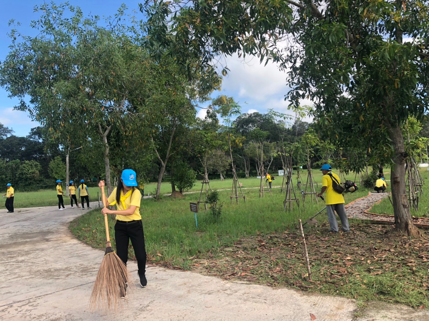 จิตอาสาทำความสะอาดเก็บขยะ 1392562_๑๙๐๙๑๓_0037