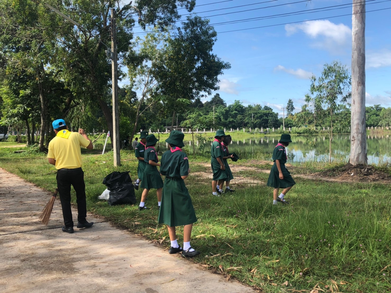 จิตอาสาทำความสะอาดเก็บขยะ 1392562_๑๙๐๙๑๓_0044